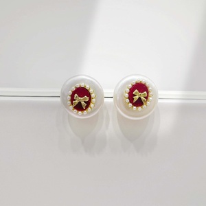 Pendientes de plata de ley 925 con perlas de agua dulce, diseño de ojo y lazo, redondos, retro, elegantes, chapados en oro para novias. - Product Image 2