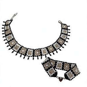 Collar geométrico de arte moderno con cuentas, perlas de imitación e incrustaciones de diamantes de imitación para joyería étnica de moda femenina de UO INDIA - Product Image 1