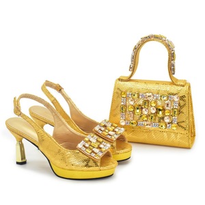 Scarpe da sposa da donna alla moda con strass, a punta aperta, con tacco alto, per feste e matrimoni, con borsa abbinata. - Product Image 1