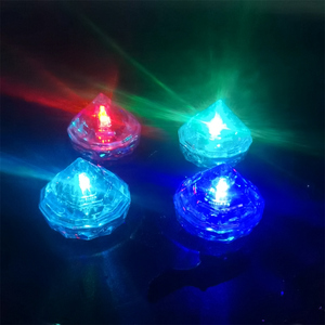 Cubo de hielo LED de diamante personalizado <span class=keywords><strong>barato</strong></span> caliente para graduación luz intermitente reutilizable de plástico impermeable activada por agua para bebidas - Product Image 2