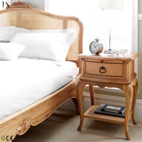 Lit en chêne massif sculpté avec cadre en rotin naturel, disponible en tailles grandes et très grandes, personnalisable et en gros