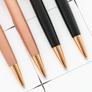Stylo bille métallique or rose promotionnel avec logo personnalisé, pointe de 1,0 mm, idéal pour la papeterie et les cadeaux sur le thème du sport - Product Image 3