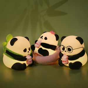Luce Notturna Premium a Forma di Panda con Caratteristiche Cinesi, Simpatico Cuscino a Forma di Bottiglia di Latte Cartoon - Product Image 2
