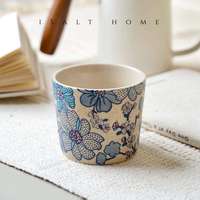 Tasse à bec de cochon en céramique peinte à la main avec motif camélia en relief. Tasse à café et à thé portable, style vintage créatif, avec relief pour latte art