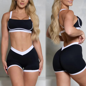 Ensemble <span class=keywords><strong>de</strong></span> <span class=keywords><strong>sport</strong></span> personnalisé avec logo : Legging court <span class=keywords><strong>de</strong></span> yoga froncé aux fesses en V contrastant et soutien-gorge – Tenue d'entraînement pour femme - Product Image 2