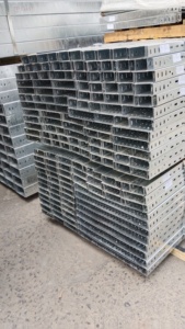 Couvercle de chemin de câbles robuste en acier inoxydable SS304 de haute qualité, résistant à la corrosion, pour usage industriel intérieur/extérieur, construction solide et durable - Product Image 3