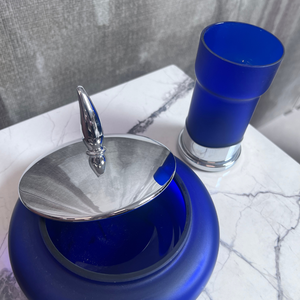 Ensemble de deux pièces en verre de Murano bleu givré soufflé à la main, comprenant un gobelet pour brosse à dents avec base en acier inoxydable et un couvercle de boîte à bijoux, Italie - Product Image 3