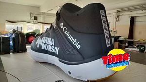 Zapatilla Deportiva Inflable Gigante, Impermeable, Duradera, de PVC y Tela Oxford, Modelo de Zapatilla Deportiva con Diseño de Globo de Nieve para Publicidad - Product Image 5