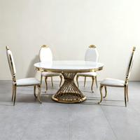Ensemble de table à manger moderne de luxe avec plateau en marbre, base dorée, chaises rembourrées blanches sculptées pour appartement, villa, hôtel, salle à manger personnalisée