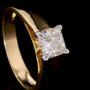 Princess Crest Lab Diamond Ring Ajuste de punta de corte cuadrado 14K Oro VVS2 Claridad 3,00 quilates Certificado IGI - Product Image 4