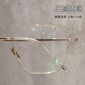 Montura de Gafas Danyang de Aro Completo 18004 Ultraligera de Titanio Puro para Mujer, Tamaño Mediano, Lentes de Plástico, Puente Nasal Estándar - Product Image 3