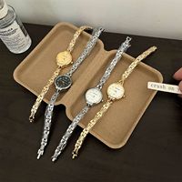 Jam gelang wanita dial bulat mini, rantai emas elegan, jam kuartz gaun mewah gaya minimalis