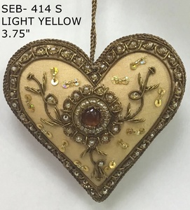 Adorno de pared o adorno navideño de terciopelo hecho a mano con forma de corazón, decorado con bordados tradicionales Zari con hilos dorados y cuentas. - Product Image 2