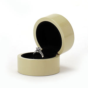 Boîte-cadeau de montre en bois laqué avec surface brillante d'oreiller en velours rond pour le stockage de bijoux - Product Image 2