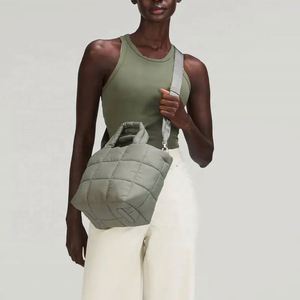 Muestra gratis 2023 invierno nueva llegada señoras bolso hinchado suave impermeable acolchado Nylon acolchado personalizado Puffer Crossbody bolso de mano - Product Image 5