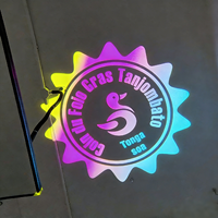 Projecteur à motif dégradé multicolore personnalisé, texte, projection de logo commercial HD sur un mur de façade extérieur avec source de lumière LED