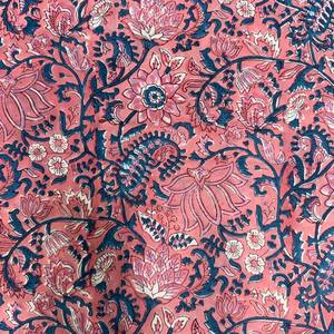Tela de Algodón Estampada con Paisley Floral Rosa Coral y Motivos Botánicos Azules, Textil Tradicional Indio con Estampado a Mano - Product Image 6