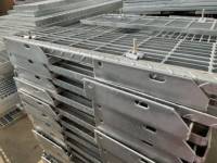Outdoor-Industrie Baumaterial Geriffelte Gitterroste Metall Rutschfeste Treppenstufen Stahlgitter Feuerverzinkt Langlebig