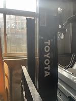 Chariot élévateur TOYOTA d'occasion 90% neuf, capacité de levage nominale de 3 tonnes, haute qualité et prix bas, à vendre