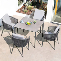 Table à manger d'extérieur moderne avec cadre en aluminium et chaises en rotin, coussin d'oreiller pour jardin ou restaurant