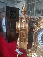Horloge de cheminée mécanique en laiton de style Louis XV Rococo français, imitation antique du XVIIIe siècle, plaqué or 24 carats, grande taille