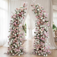 Décoration de toile de fond de cérémonie de mariage et de renouvellement de vœux avec piliers en forme d'arche florale en soie artificielle rose poudré et blanche de luxe