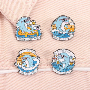 Broche de delfín de dibujos animados divertidos, insignia de aleación para surf en el mar, Pin esmaltado de playa de verano fresco - Product Image 3