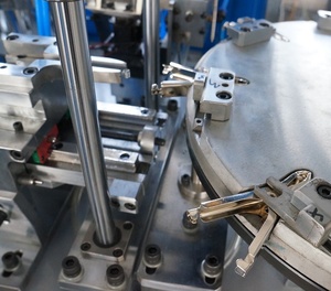 Machine d'assemblage de pinces de charge électrique semi-automatique personnalisée, contrôlée par PLC, haute précision, pour la fabrication de clips de charge, garantie 1 an - Product Image 5