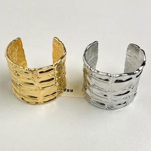 Bracciale di Lusso di Alta Gamma con Stampa Coccodrillo, Sofisticato ed Elegante, Bracciale a Fascia Larga in Lega Metallica Placcata Oro/Argento - Product Image 4