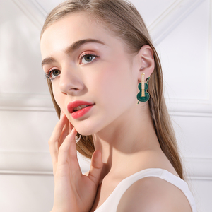 Pendientes de tuerca de Violín de perlas de agua dulce creativos pendientes colgantes en forma de violín esmaltados coloridos para mujer - Product Image 6