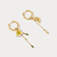 Anting-anting gantung motif bunga enamel musim panas yang sedang tren, dengan aksen mutiara dan kristal, berlapis emas, untuk wanita, perhiasan telinga sehari-hari.