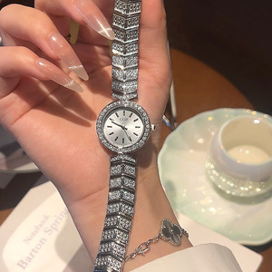 Reloj de Mujer con Aspecto Iced Out, Reloj de Cuarzo con Brazalete de Aleación de Lujo y Gran Atractivo - Product Image 2