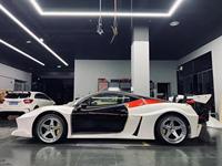 Kit carrosserie large style LB pour Ferrari 458, comprenant pare-chocs avant et arrière, spoiler et capot.