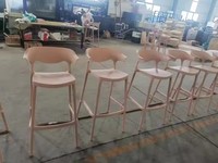 Chaises empilables modernes pour restaurant, café, bar, tabouret de bar en plastique PP polypropylène avec main courante