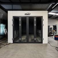 Cabine de peinture automobile RuiBo avec quatre portes pliantes vitrées, filtration complète du plafond, panneaux LED et plancher grillagé intégral pour usine