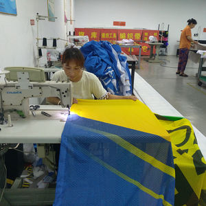 Bannière publicitaire en tissu maillé de clôture en polyester d'impression numérique de grande taille de couleur personnalisée avec œillets - Product Image 4