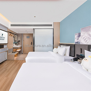 ชุดเครื่องนอนโรงแรมแบบกำหนดเองพร้อมโซฟา โต๊ะกาแฟ เตียงไม้ขนาดคิงไซส์ เฟอร์นิเจอร์ห้องพักสำหรับโครงการโรงแรมระดับ 3 ดาว - Product Image 2