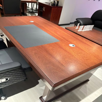 Ensemble de bureaux de direction au design moderne pour les gestionnaires, les directeurs généraux, les patrons, les postes de travail de bureau, les bureaux