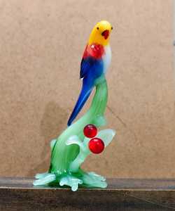 Pequeño Mundo de Cristal, Figura de Loro de Cristal Soplado a Mano con Plumas Coloridas en Rama Verde, Adorno Decorativo, Rajastán, Pascua - Product Image 2