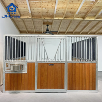 Façades et côtés de box à chevaux en bois galvanisé à chaud permanent pour écuries et hangars équestres avec porte coulissante
