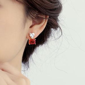 ต่างหูแบบติดหูทรงสี่เหลี่ยมประดับเพชรซิรคอนลายแตกน้ำแข็ง สไตล์หรูหราใหม่ คุณภาพสูง ทำจากทองแดง ดีไซน์หลากหลาย ขายส่ง - Product Image 2