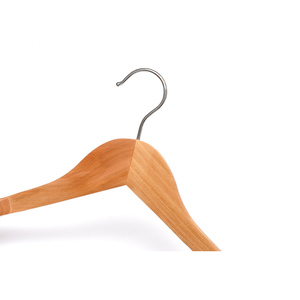 Cintre en bois avec logo personnalisé en gros support bon marché présentoir de vêtements en or cintres en bois pour vêtements - Product Image 4