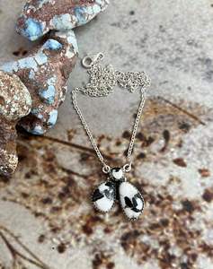 Collar de Plata de Ley Hecho a Mano con Colgante de Búfalo Blanco para Mujer - Product Image 2