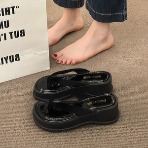 صنادل نسائية مخملية بكعب ويدج، شباشب منصة لامعة من البولي يوريثان للشاطئ والإجازات - Product Image 3