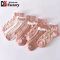 Vente en gros de nouvelles chaussettes roses pour femmes avec broderie de fleurs miniatures en trois dimensions chaussettes mignonnes pour filles chaussettes bon marché