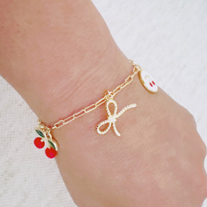 Bracciale con ciondoli Cherry Chic: Fiocco, Croce e altro ancora - Product Image 2