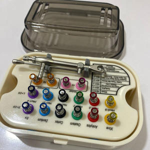 Kit d'implantologie dentaire avec instruments chirurgicaux pour le travail sur le site d'implantation, chirurgie buccale, plateau d'implantation dentaire - Product Image 2