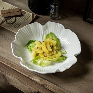 Nouvelle assiette creuse/de présentation/de soupe en porcelaine de 8 pouces, style nordique minimaliste, blanche, à motif floral en relief, compatible micro-ondes - Product Image 3