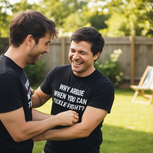 Camiseta unisex de algodón de manga corta con cuello redondo y estampado serigrafiado para adultos con eslogan divertido: ¿Por qué discutir cuando puedes roncar y pelear? - Product Image 3