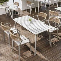 Ensemble de table et de chaises en aluminium blanc durable pour l'extérieur, avec chaises en rotin tressé |   Résistant aux intempéries pour les patios d'hôtels, de parcs et de villas